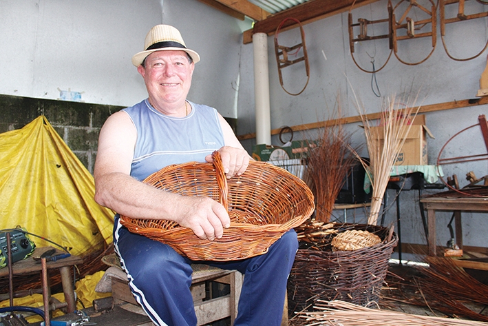 Jaime Giachelin é um dos poucos florenses que ainda fazem cestas de vime.  - Gabriela Fiorio