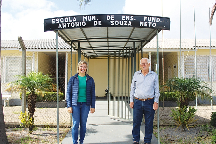 A diretora da escola, Claudete Gaio Conte, com seu antigo professor Elso Ferronato.  - Gabriela Fiorio