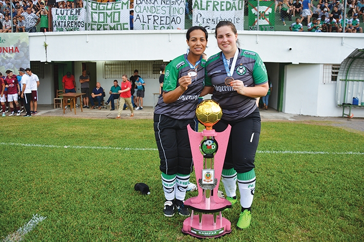 As goleiras Sandra Carneiro (E) e Caroline Alessi (D) sempre atuaram na mesma equipe, revezando entre titular e reserva. - Maicon Pan