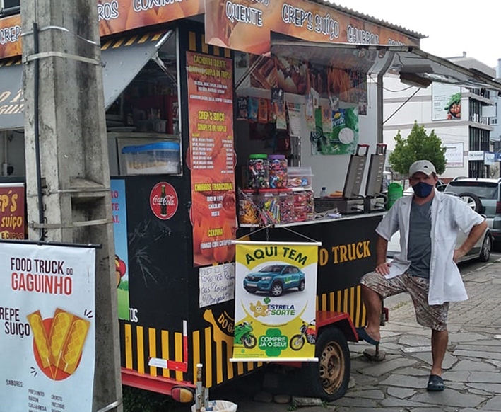 Sandro Nardi, o Gaguinho, com seu Food truck  localizado na Avenida 25 de Julho. - Divulgação