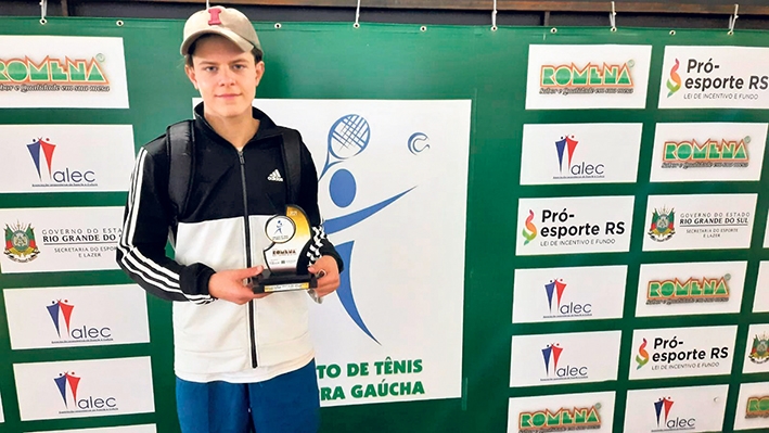 O tenista florense Augusto Bulla Salvador conquistou a etapa do Circuito de Tênis da Serra Gaúcha. - Divulgação