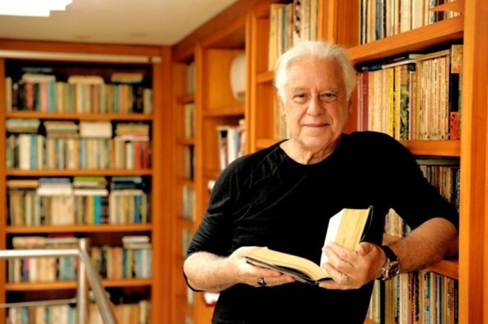 Apaixonado por livros, Antonio Fagundes compartilha leituras com seus seguidores. - João Cotta/Divulgação