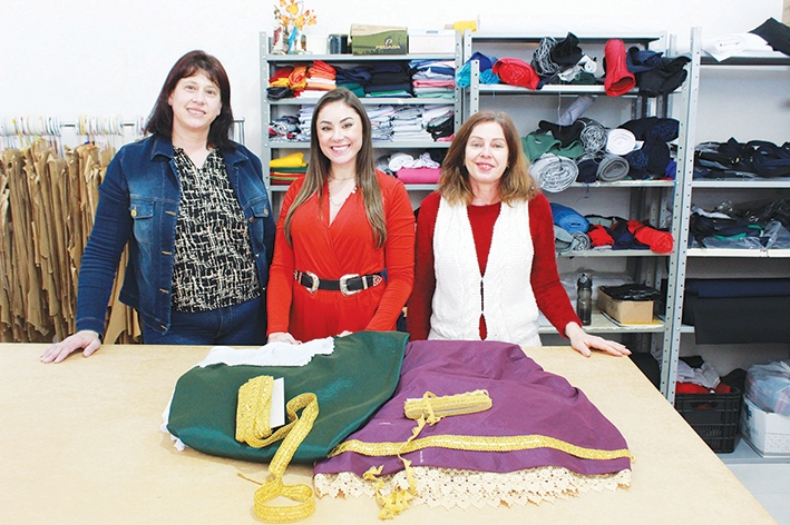 Celuir, Josi e Milania são as idealizadoras dos trajes das embaixatrizes e das próximas soberanas da Fecouva 2022. - Gabriela Fiorio
