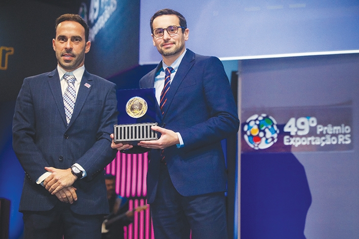 CEO da empresa, Giuliano Santos, recebeu o troféu do Prêmio Exportação 2021. - Divulgação