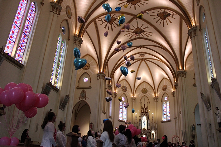 70 balões em formato de coração foram soltos para homenagear as vítimas da Covid-19. - Karine Bergozza