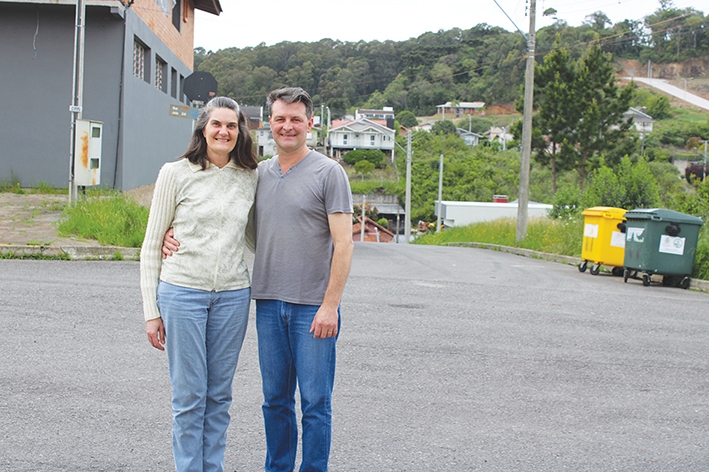 O casal Marion Conz Prigol e Gilmar Prigol foram um dos primeiros moradores do Parque dos Pinheiros.  - Karine Bergozza