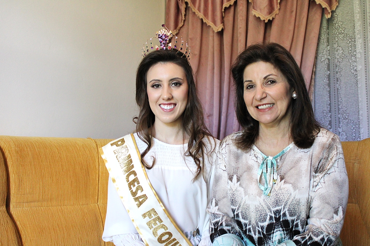 A princesa Giovana Andrezza comemora a conquista ao lado da mãe, Salete Bernardi Andreazza, que sempre acreditou que a filha integraria o trio.  - Gabriela Fiorio