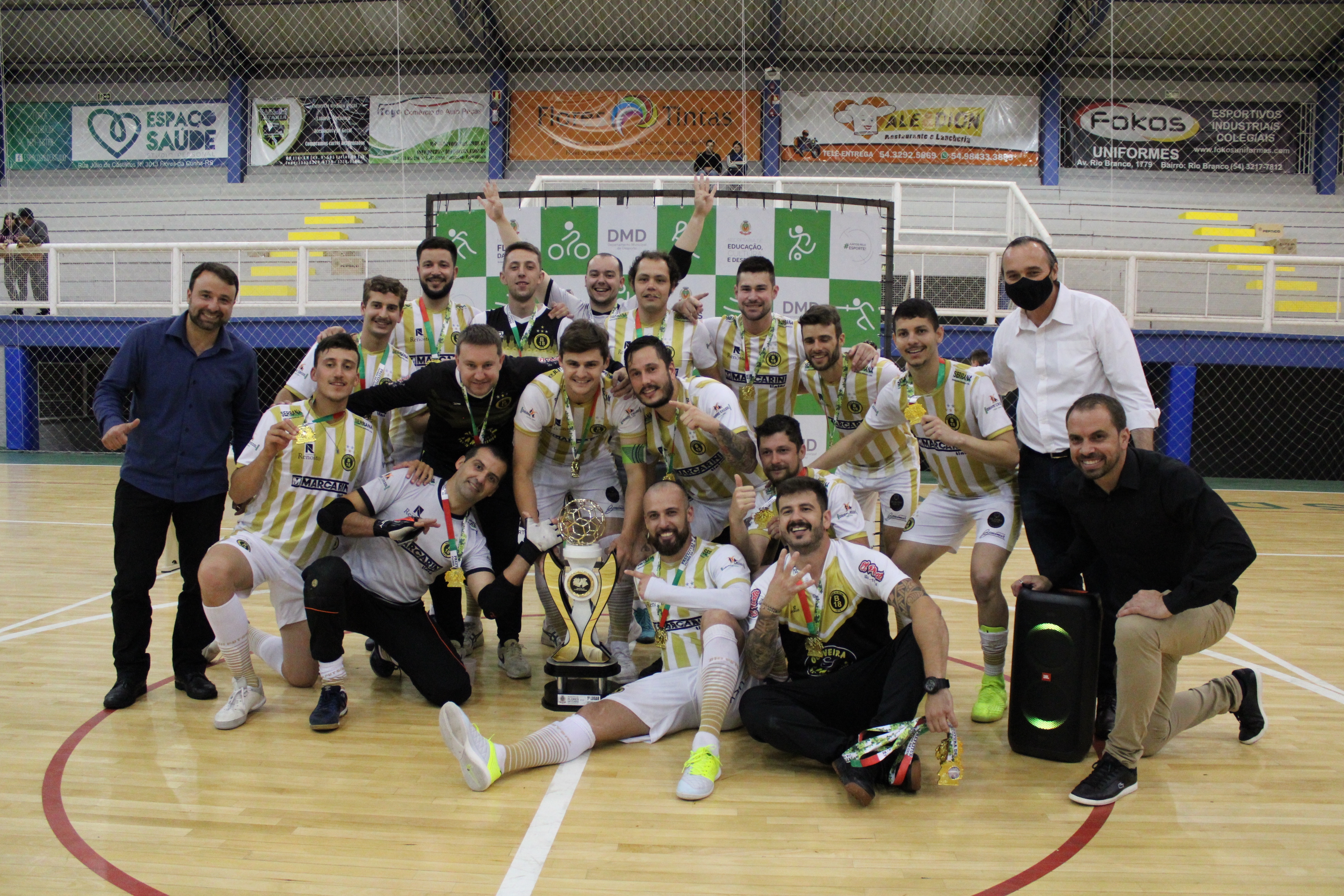 Broca 18 ergueu a taça de tetracampeão do Futsal Série Ouro. - Karine Bergozza