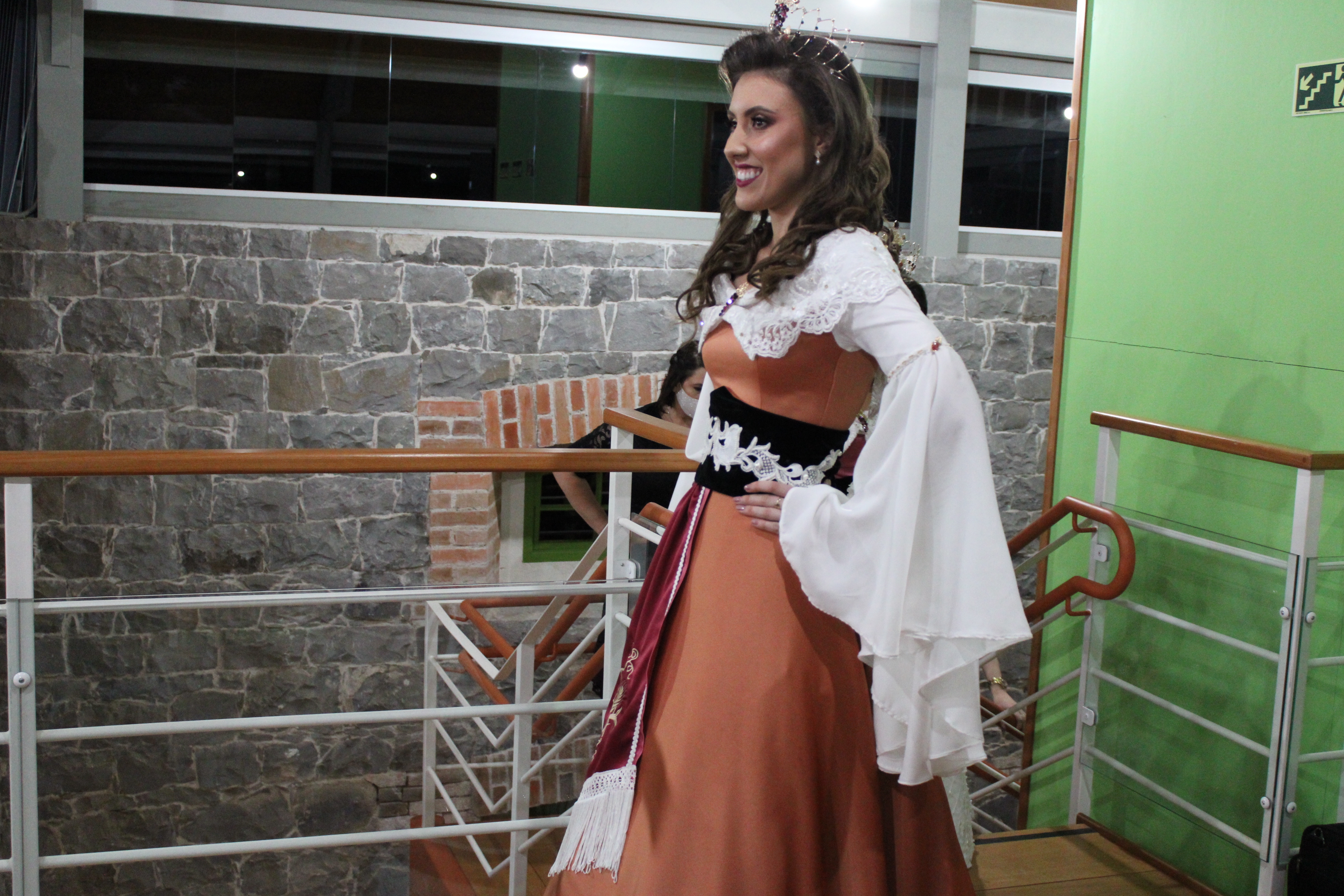 A também princesa, Giovana Andreazza, representará a festa com a tonalidade coral. - Karine Bergozza