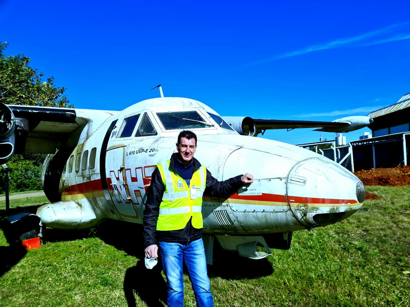 Vanderlei Gazzi, proprietário e enólogo da Vinícola Gazzaro, ao lado do avião turboélice Let-410 PR-CRX, fabricado na República Tcheca. - Gazzaro / Divulgação