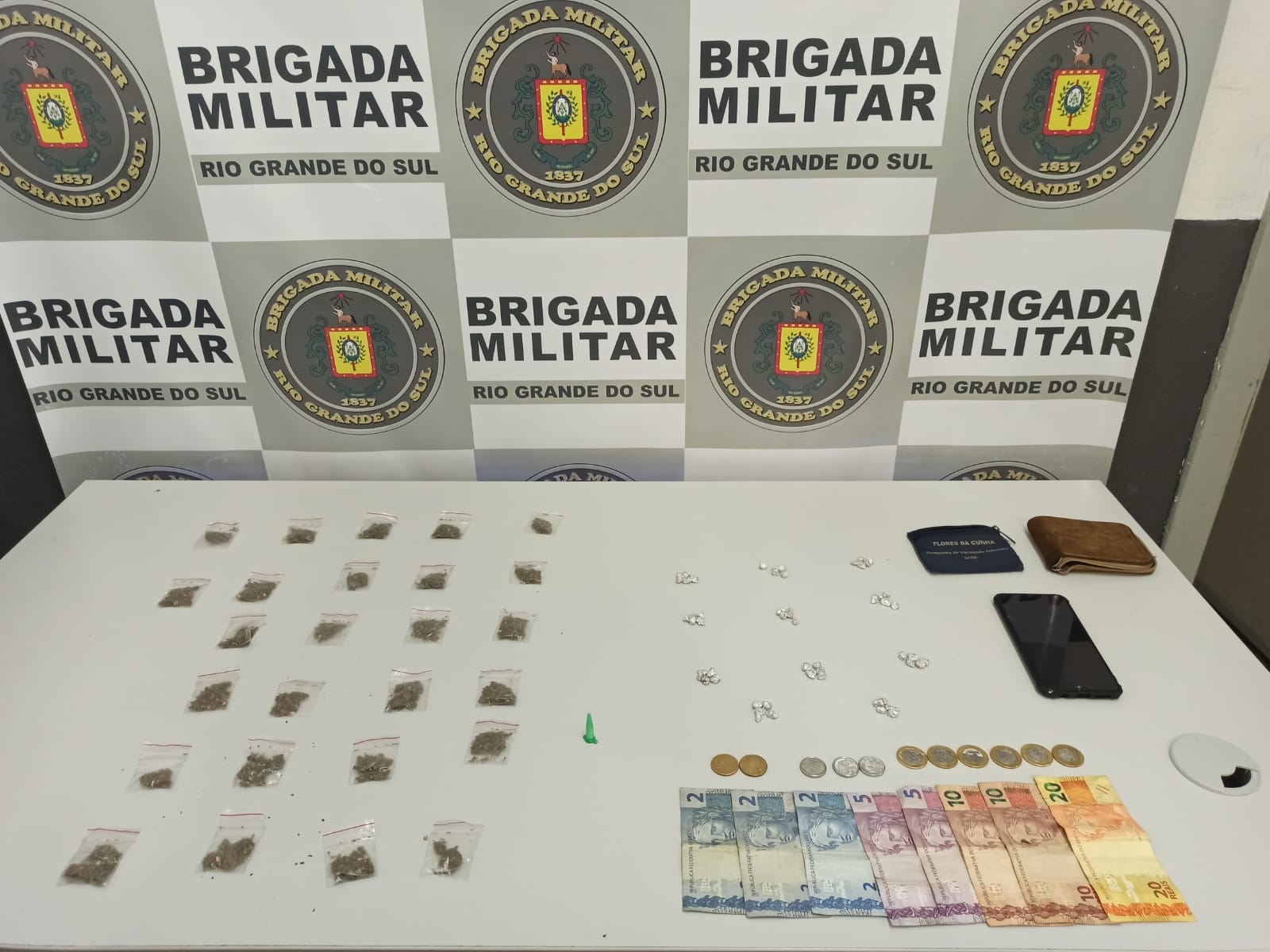 Sustâncias e dinheiro foram encontrados com a dupla de jovens que foi encaminhada ao sistema prisional.  - Brigada Militar/Divulgação