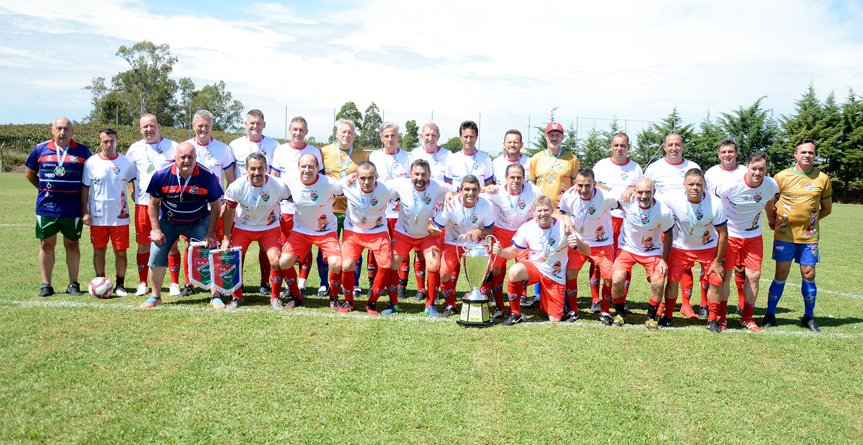Equipe do Verdal recebeu as faixas e medalhas pelo título do Gaúcho de Futebol Master - 55 anos.  - Maicon Pan/ Divulgação