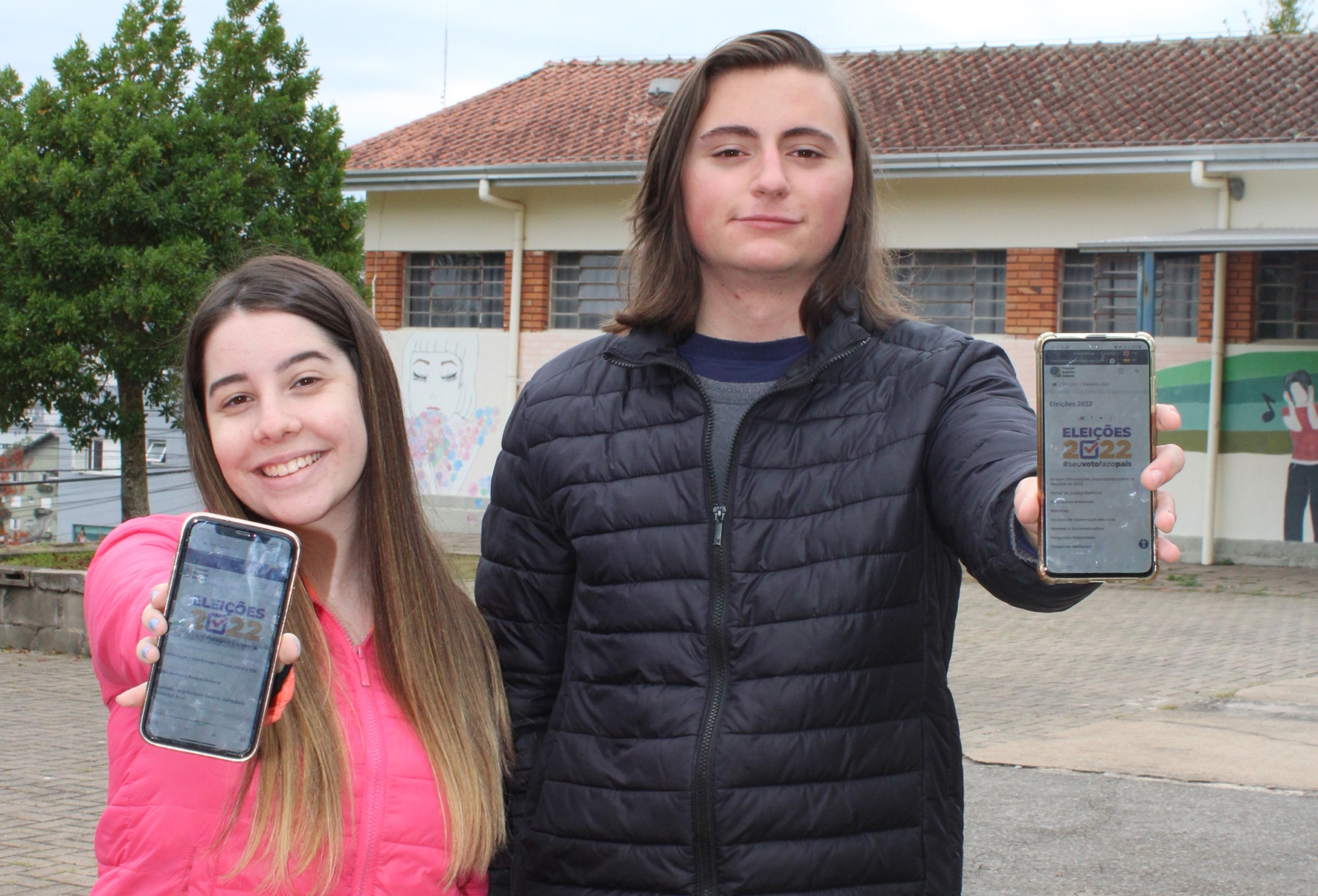 Os estudantes Julia Deboni e Henrique Rufato Piccoli estão entre os jovens florenses que fizeram o título de eleitor neste ano. - Gabriela Fiorio