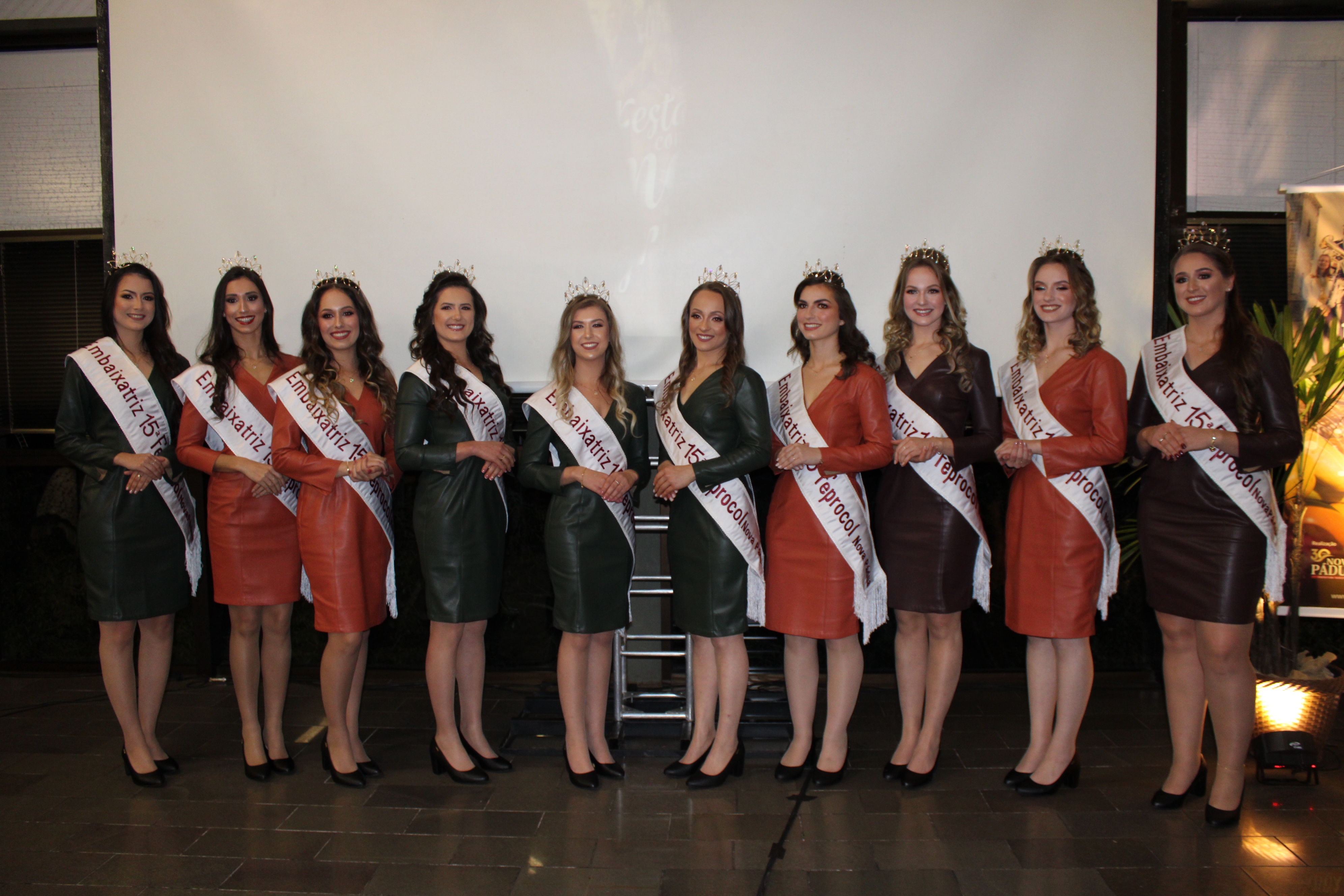 O ponto alto do evento foi a coroação das 10 candidatas a soberanas da 15ª Feprocol. - Gabriela Fiorio