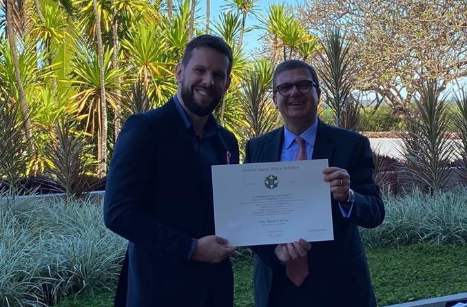 O diretor-presidente Maurício Salton recebeu a condecoração do embaixador da Itália no Brasil, Francesco Azzarello. - Divulgação