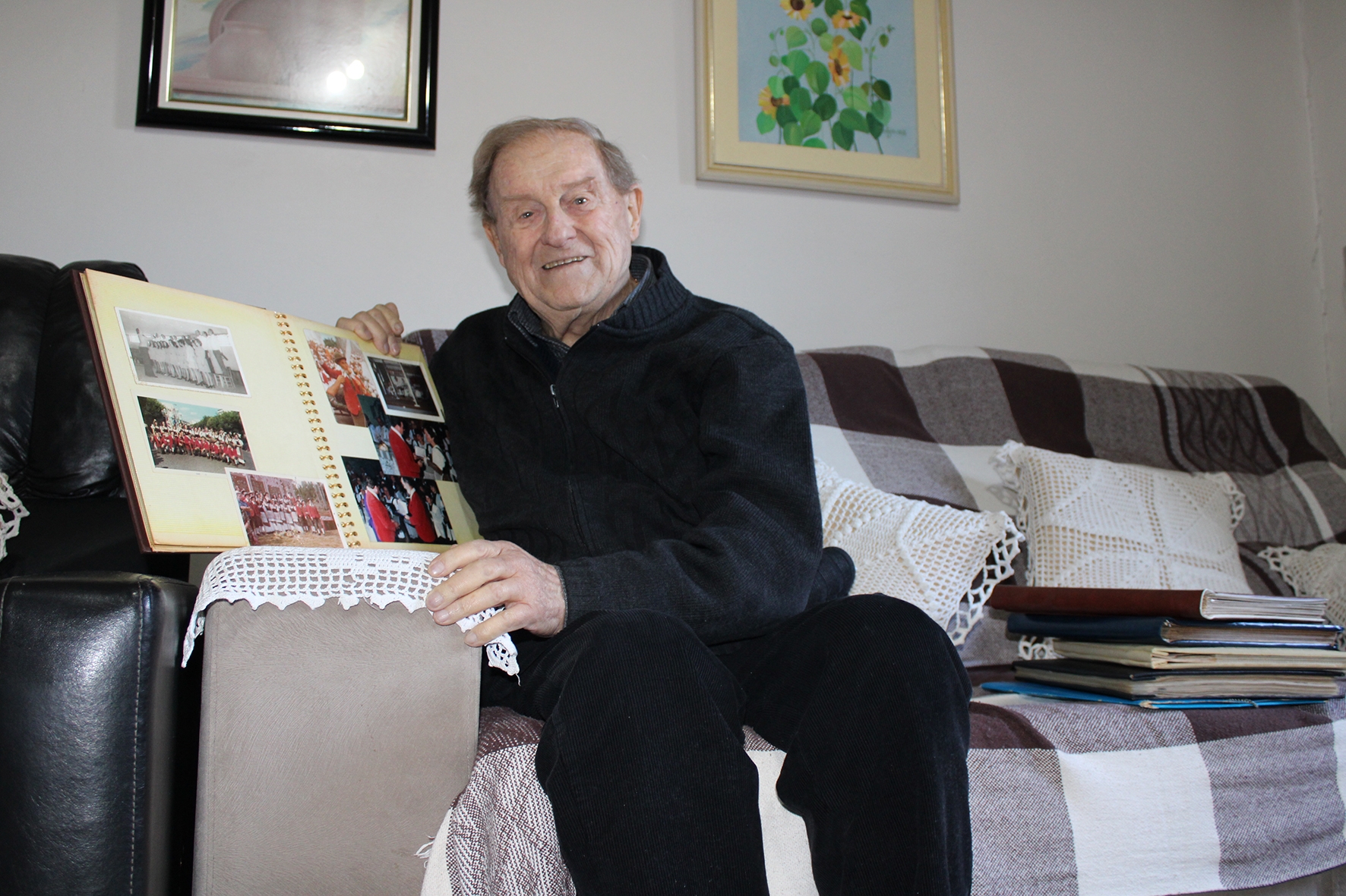 Aos 87 anos, Severino Bulla guarda com carinho as recordações à frente  do Coral Nova Trento.  - Karine Bergozza