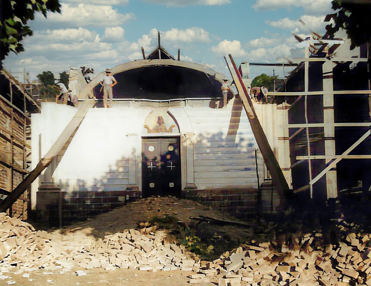 Em 1964 a histórica Capela São Marcos foi demolida, ainda podendo se observar a imagem de Deus Pai, sobre a porta principal do templo. - Arquivo Pessoal/ Divulgação