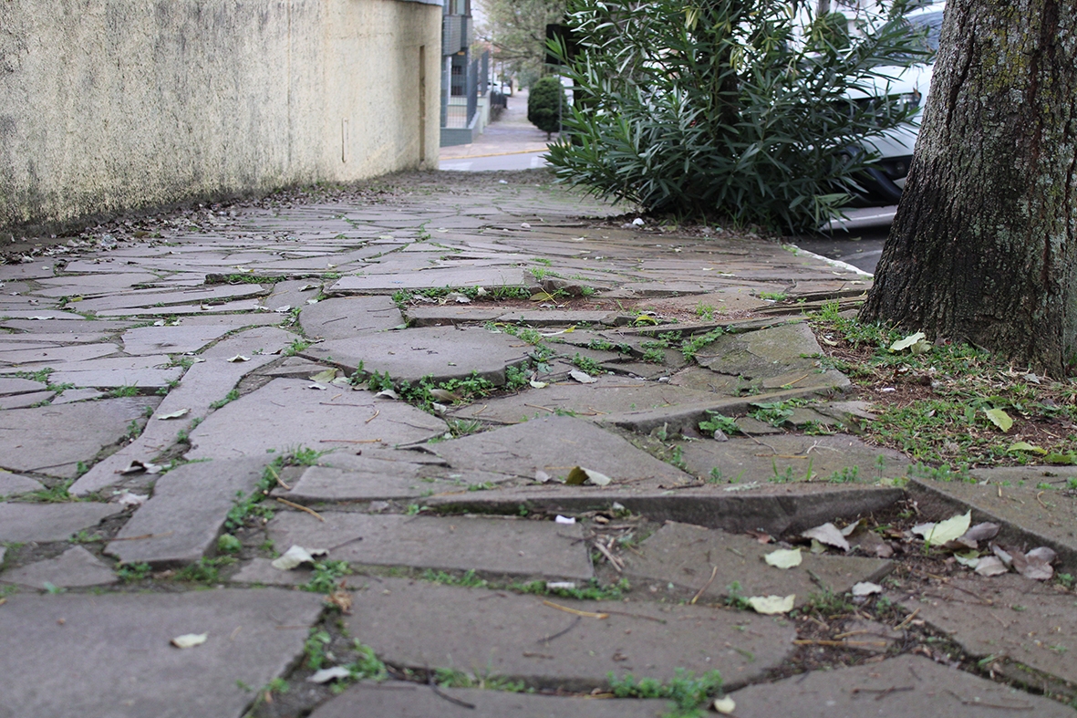 O desnível se faz presente nas calçadas do entorno da Escola São Rafael. - Karine Bergozza