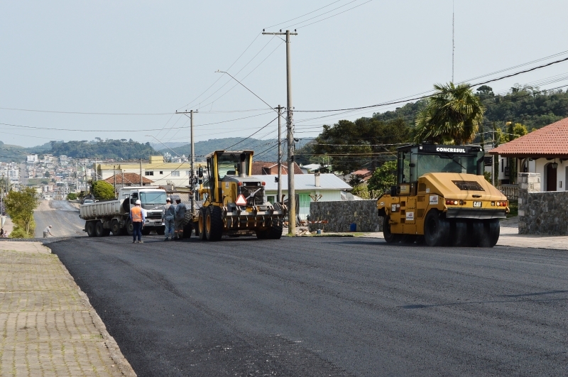 O término da execução do asfaltamento deve ocorrer na próxima semana. - Prefeitura de FC/ Divulgação