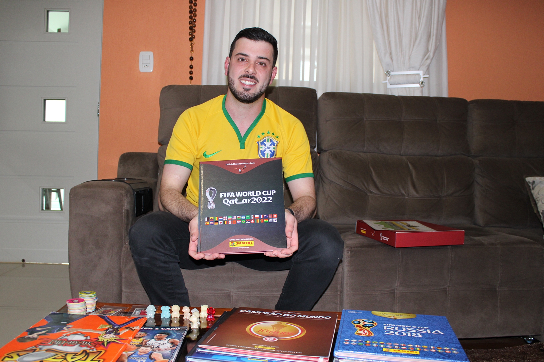 Tiago Novello Tonet é um dos florenses que já completou o álbum da Copa do Mundo 2022.  - Karine Bergozza