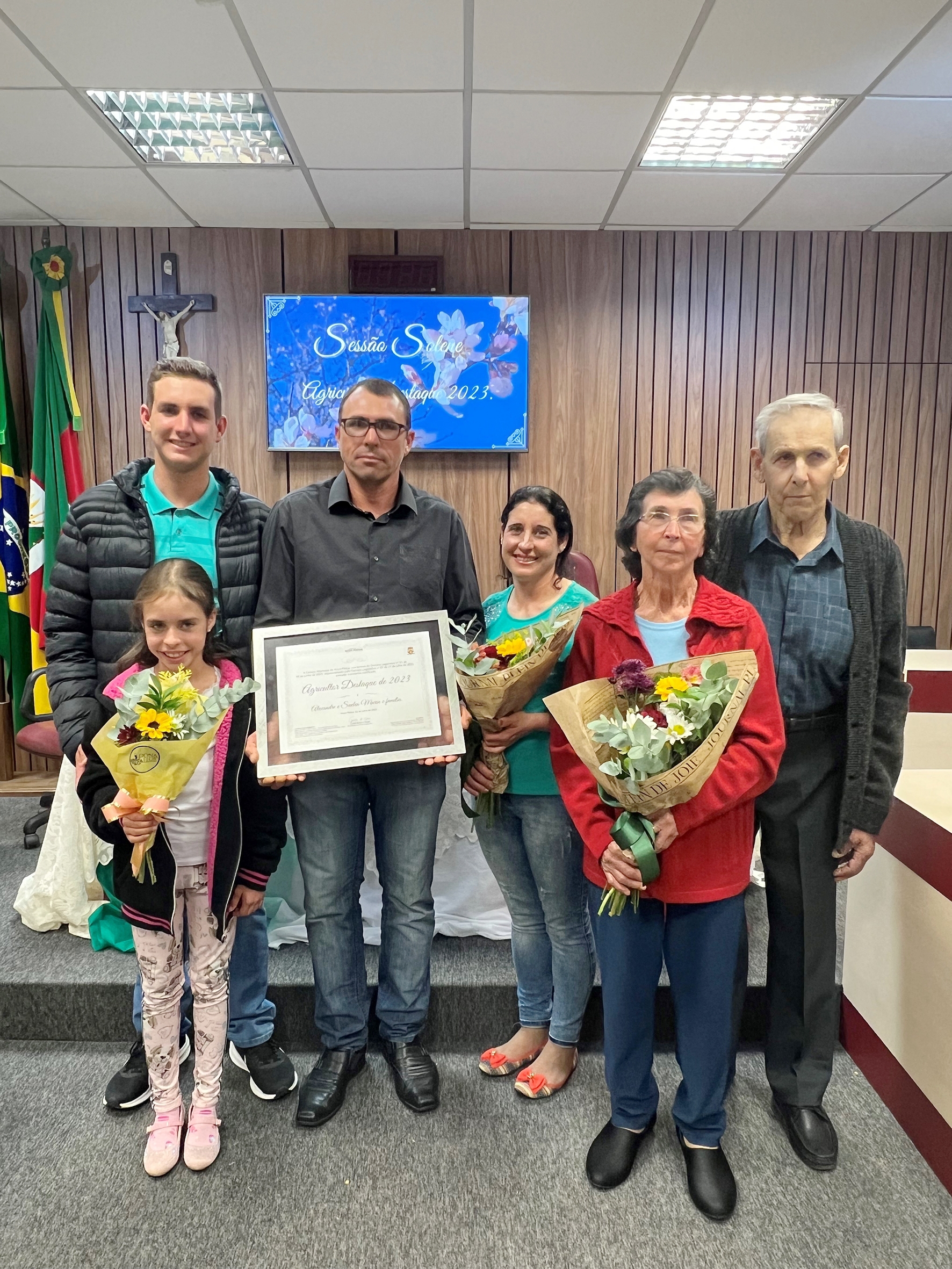 Família foi agraciada com a entrega do título de Agricultor Destaque 2023. - Aline Peccati/Divulgação