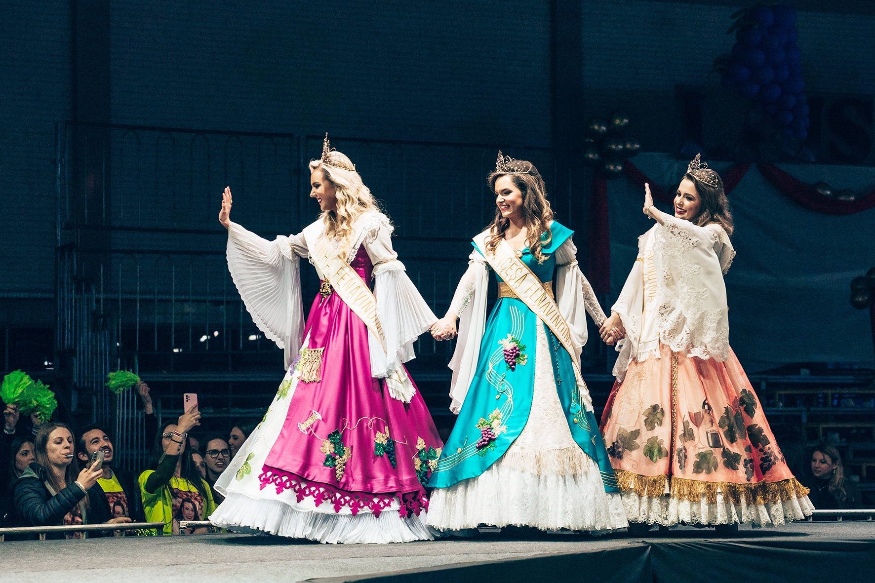 O primeiro desfile coletivo da rainha da 15ª Fenavindima, Paula Bebber, com suas princesas, Bruna de Oliveira Marini e Caroline Foss Lovison. - FERNANDO DAI PRÁ/DIVULGAÇÃO