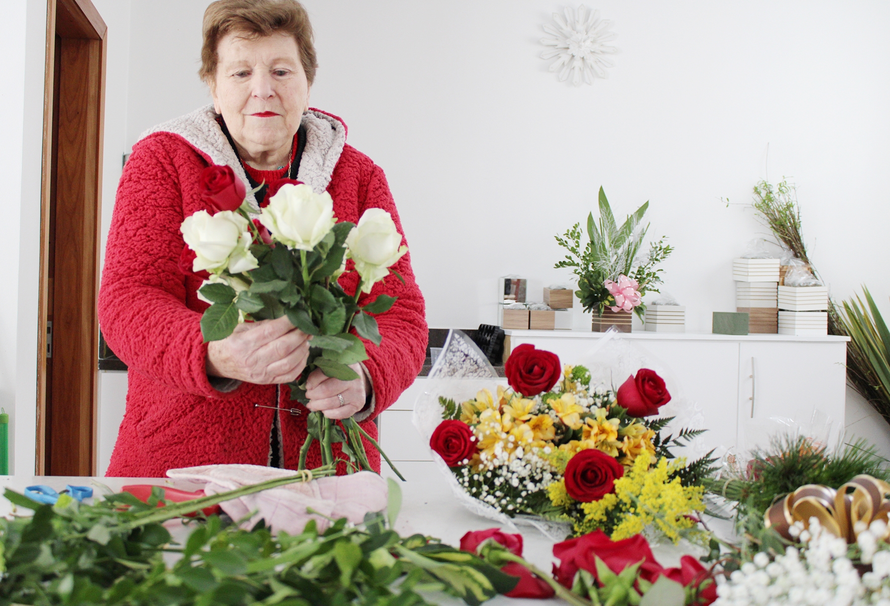 Aos 86 anos, Rosalina Bernardi Calgaro revela que é preciso ter amor para trabalhar com flores. - Karine Bergozza
