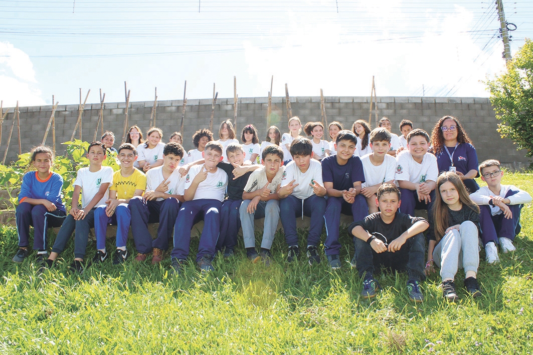 No mês de setembro, a turma do 5º ano retomou o projeto horta escolar. - Valdinéia Tosetto