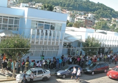 Moradores formaram grandes filas para serem imunizados no Centro de Saúde em Flores. - Fabiano Provin