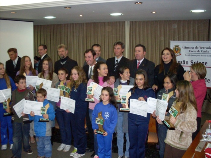 Alunos receberam troféus e certificados dos parlamentares. - Fabiano Provin