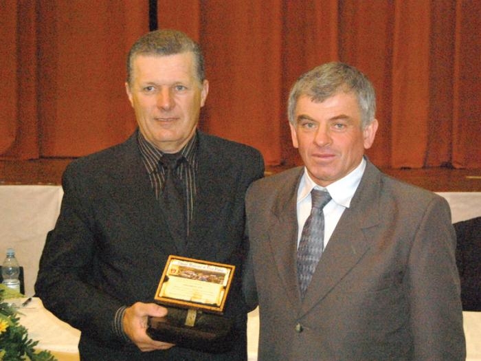Presidente da Casa, vereador Silvino Maróstica (D) entregou o troféu ao homenageado. - Na Hora / Antonio Coloda