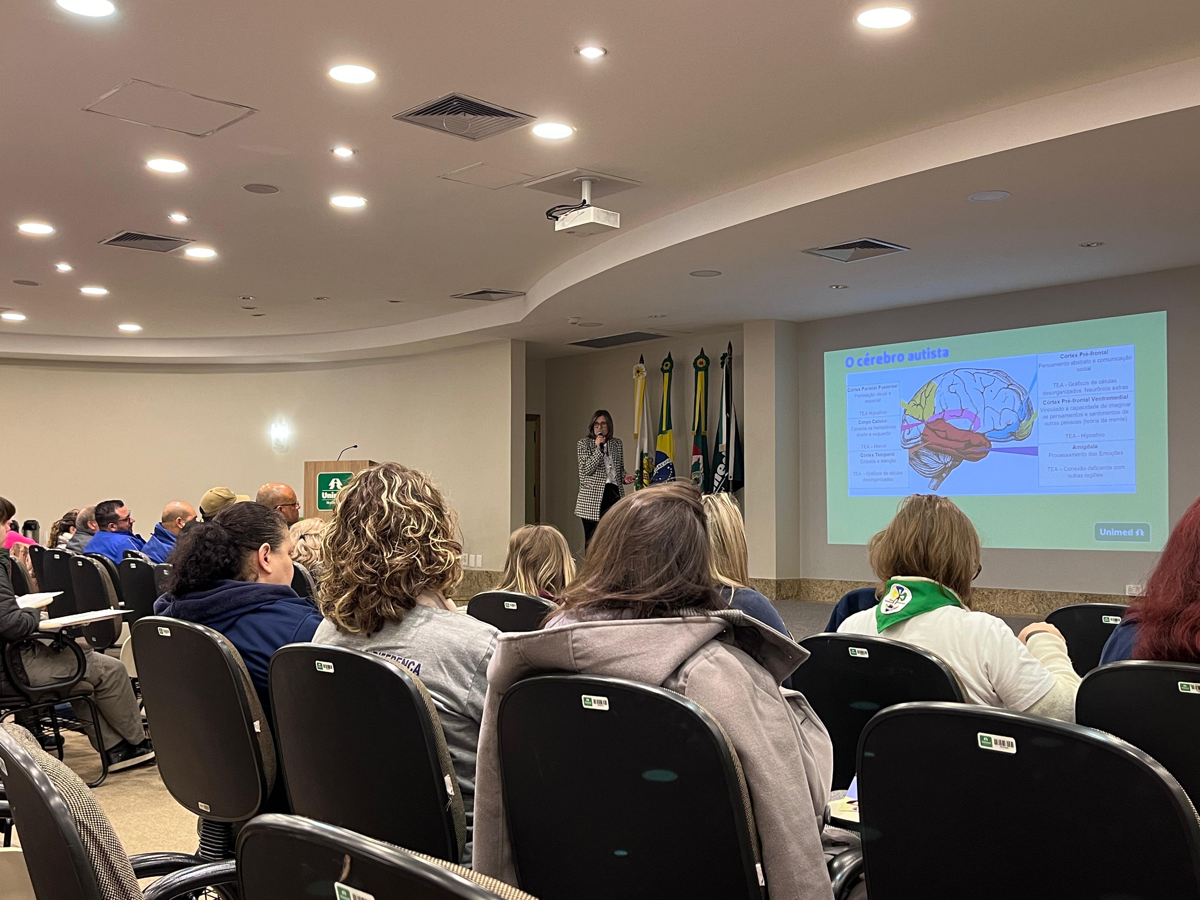 Cerca de 60 líderes escoteiros participaram do encontro TEA e Escotismo: Compreender para Acolher, no último sábado (24), no Complexo Hospitalar Unimed, em Caxias do Sul. - Unimed Nordeste-RS, divulgação 