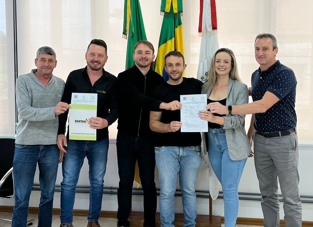 Representantes dos municípios recebendo documento ambiental  - Prefeitura de Nova Roma/Divulgação