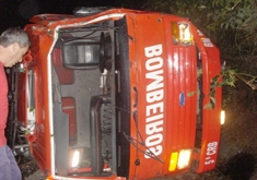 Caminhão dos bombeiros sofreu perda total. - Na Hora / Antonio Coloda e Divulgação