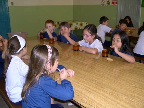 <i>Crianças da Escola São José, na hora da merenda:em 2009, dieta será mais nutritiva.</i> - Giovani Capra