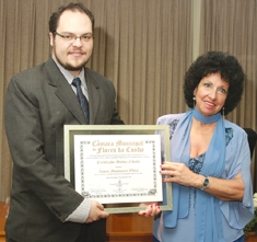 Homenageada recebe certificado do presidente  do Legislativo, Felipe Salvador.  - Airton Nery