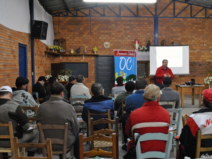 Encontro no salão do Pérola reuniu mais de 20 moradores na noite de 24 de junho. - André Tajes / Prefeitura de Flores da Cunha / Divulgação
