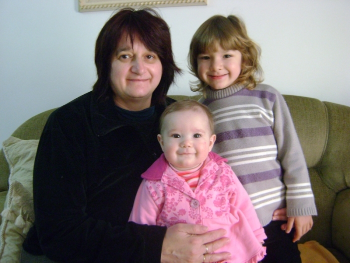 A mãe Maristela e as filhas Maria Clara e a pequena Ana Luisa, a mais recente integrante da família. - Camila Baggio