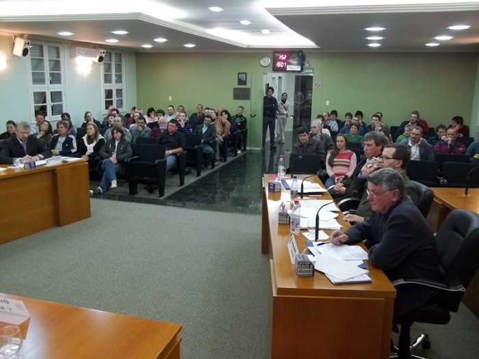 Votos do PMDB e do PP não foram suficientes para alterar Lei Orgânica do município. - Fabiano Provin