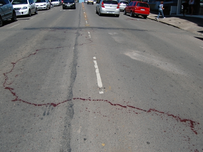 Metalúrgico Leno Ribeiro de Mesquita Júnior foi esfaqueado ontem e caminhou cerca de 60 metros antes de tombar no asfalto. - 