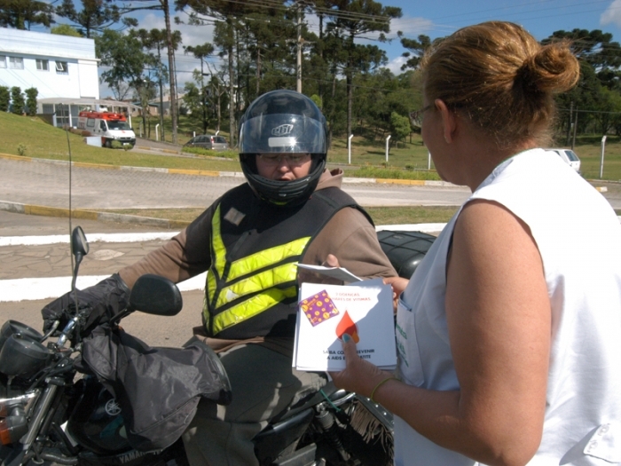 Equipe do posto do Pérola distribuiu material informativo aos motoristas.  - Danúbia Otobelli