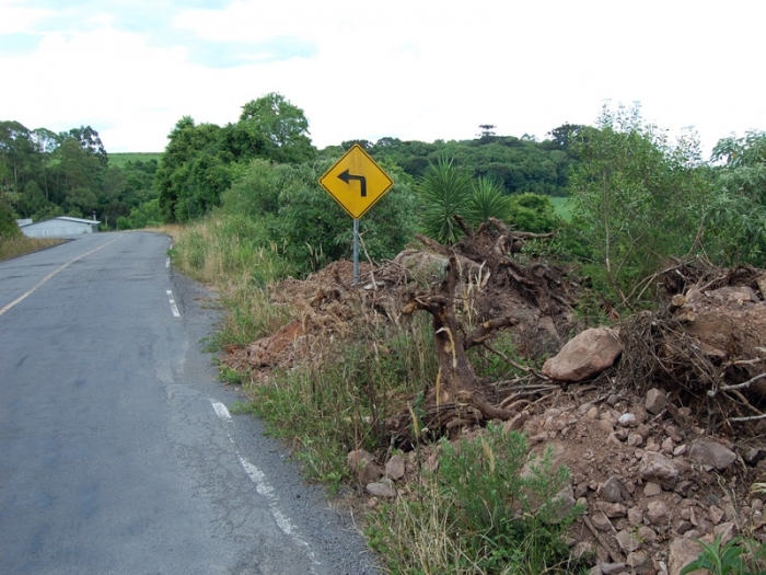 Resultado da movimentação de terra e provável limpeza de terreno foram depositados nas margens da Estrada Ricardo Panizzon, no Travessão São Martinho  - Na Hora / Antonio Coloda