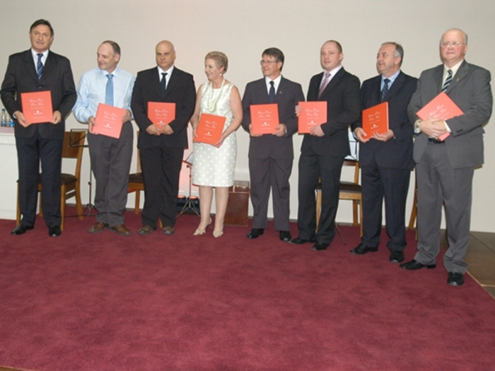 Ex-presidentes e representantes receberam obra das mãos de Eroni Mazzocchi Koppe. - Fabiano Provin