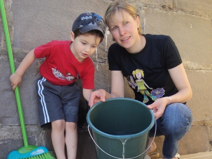 Vivian e o ensinamento para o pequeno Lorenzo: água da máquina de lavar é usada para limpar calçadas. - Camila Baggio