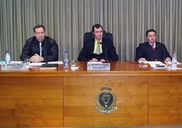 Osmar Doro (E), Alexandre Scortegagna e Moacir Ascari (D) presidem última sessão de 2011. - Fabiano Provin