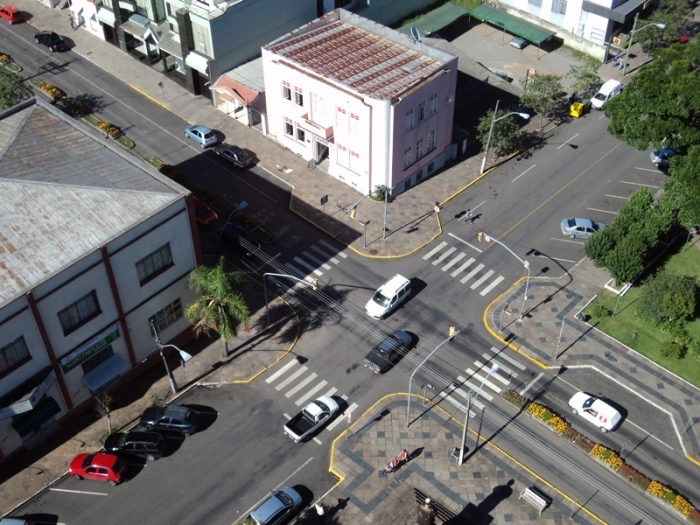Um dos pontos mapeados e que vai receber uma câmera para aumentar a sensação de segurança é a esquina da Avenida 25 de Julho com Rua Dr. Montaury. - Fabiano Provin