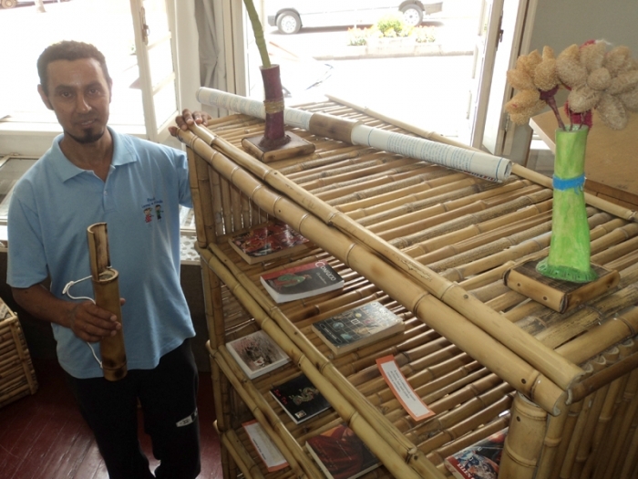 O artesão Gelson Santos trabalha com taquaras há 17 anos. - Danúbia Otobelli