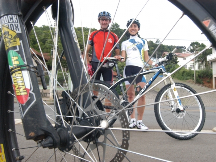 Silvio Martini e Silvana Menegon cumprem dupla jornada em busca de reconhecimento no ciclismo. - Camila Baggio