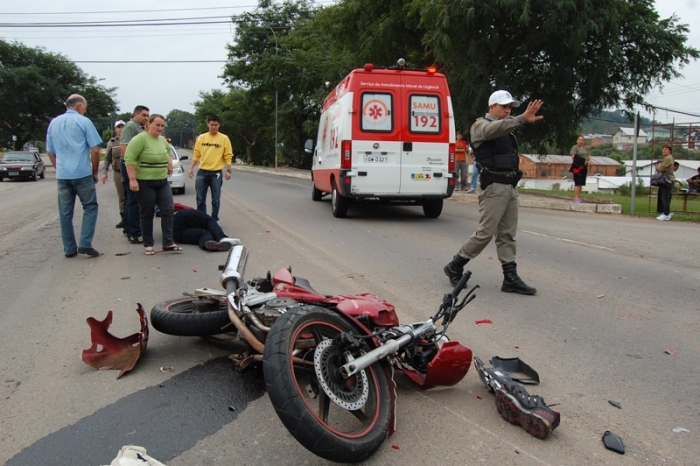 Vítima foi conduzida ao Hospital Fátima da cidade pela ambulância do Samu. - Antonio Coloda