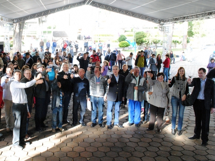 Brinde coletivo foi realizado na Praça da Bandeira no domingo. - Débora Debon/Prefeitura de Flores da Cunha/Divulgação